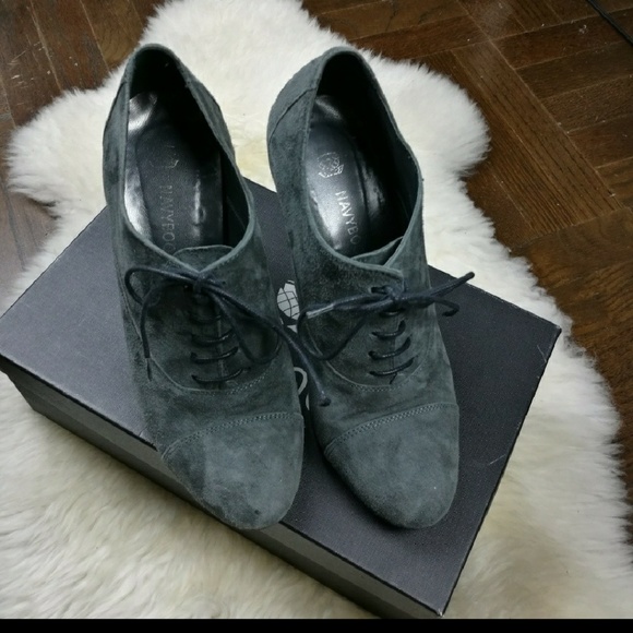 🎄 Elegant Gray Suede Heels 🎄 - Picture 5 of 8